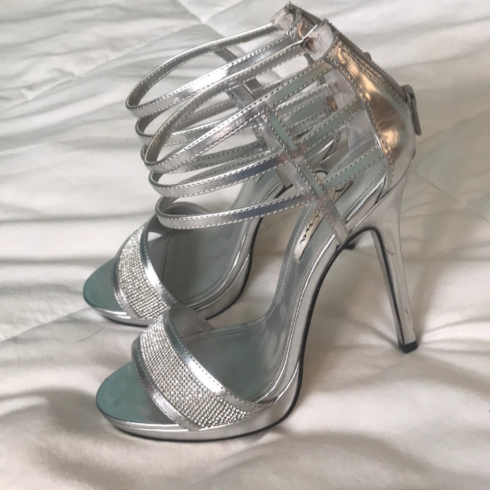 silver heels - Picture 2 of 4